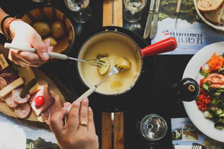 Wat is kaasfondue en welke kaas kan je gebruiken?  CheeseDog® - Vergeer Holland